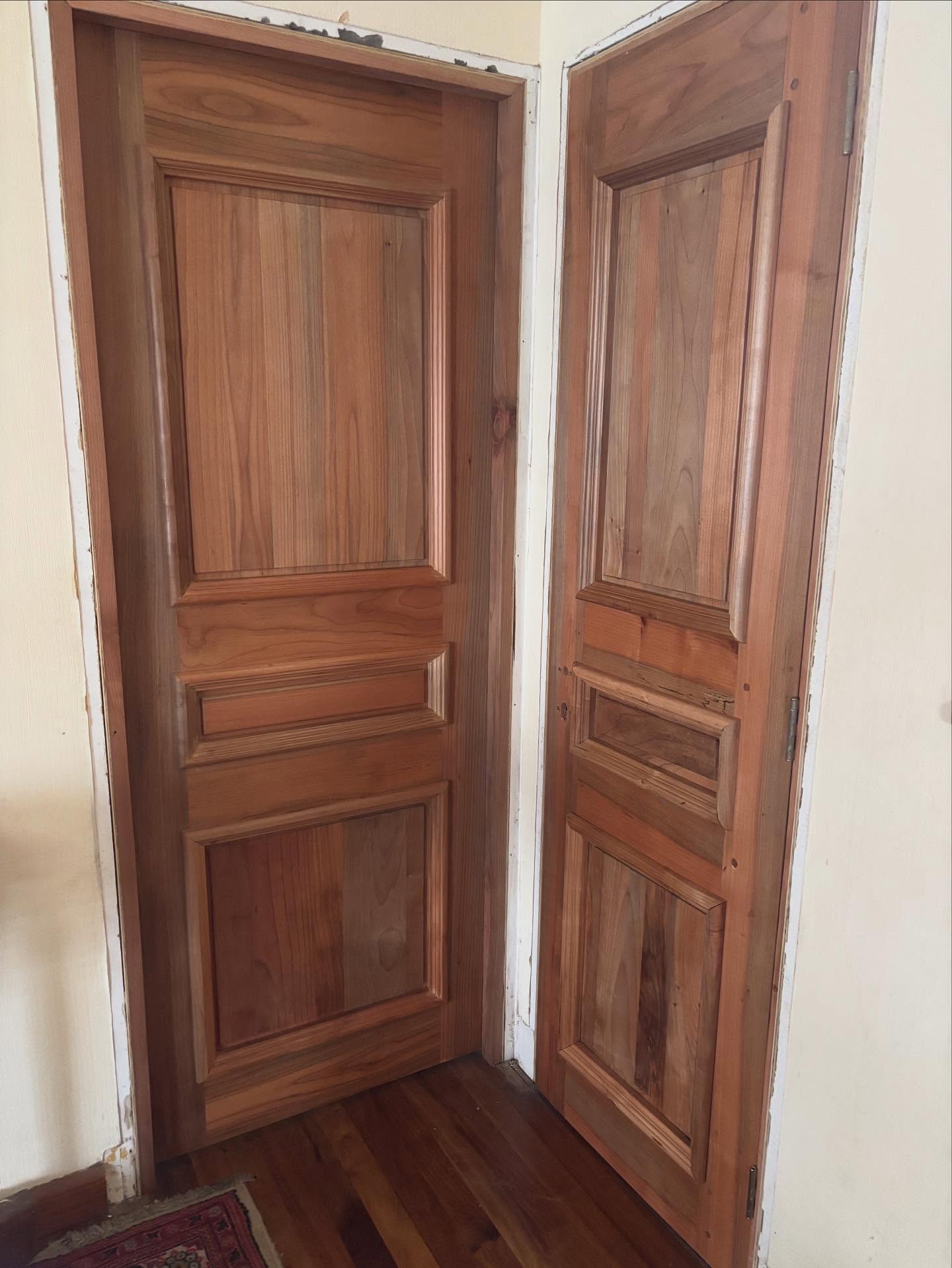 Puertas de Raulí Evaporizado con Diseño Clásico