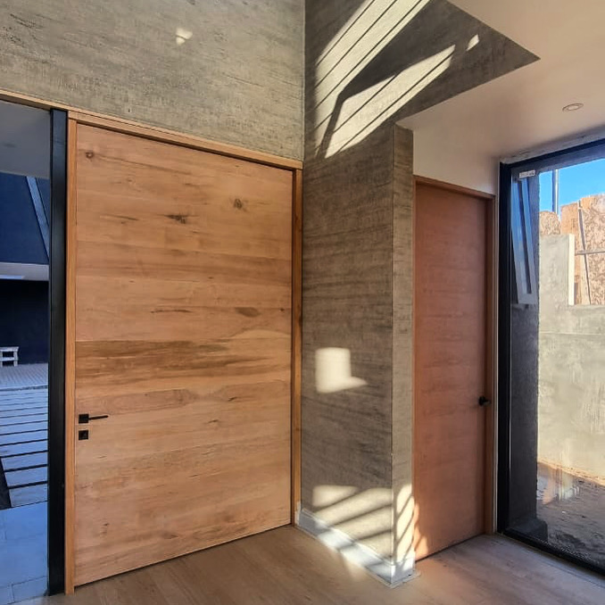 Puertas Enchapadas en Nogal y Caoba