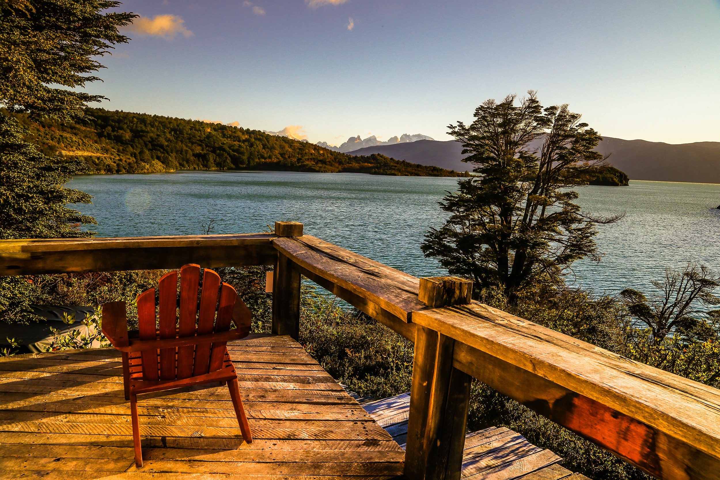 Puerta sólida en Lenga diseñada a medida en Valparaíso - Puertas Marbella Chile